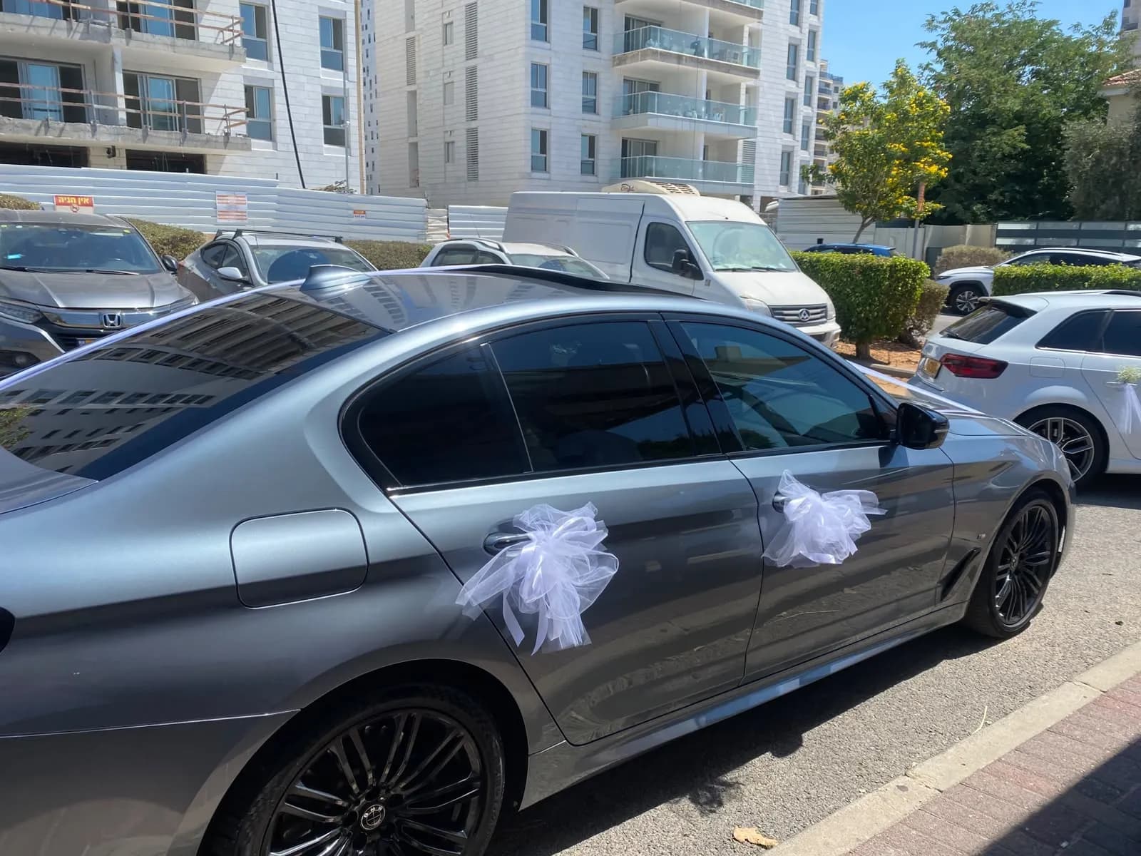 רכב BMW מקושט לחתונה