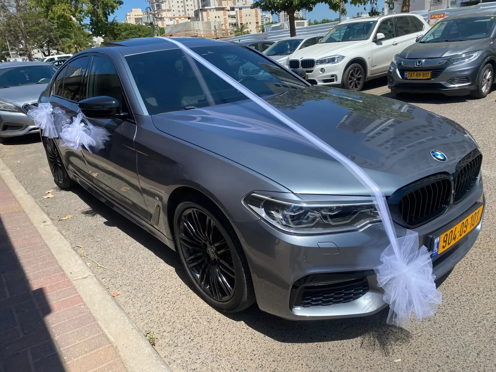 רכב BMW מקושט לחתונה